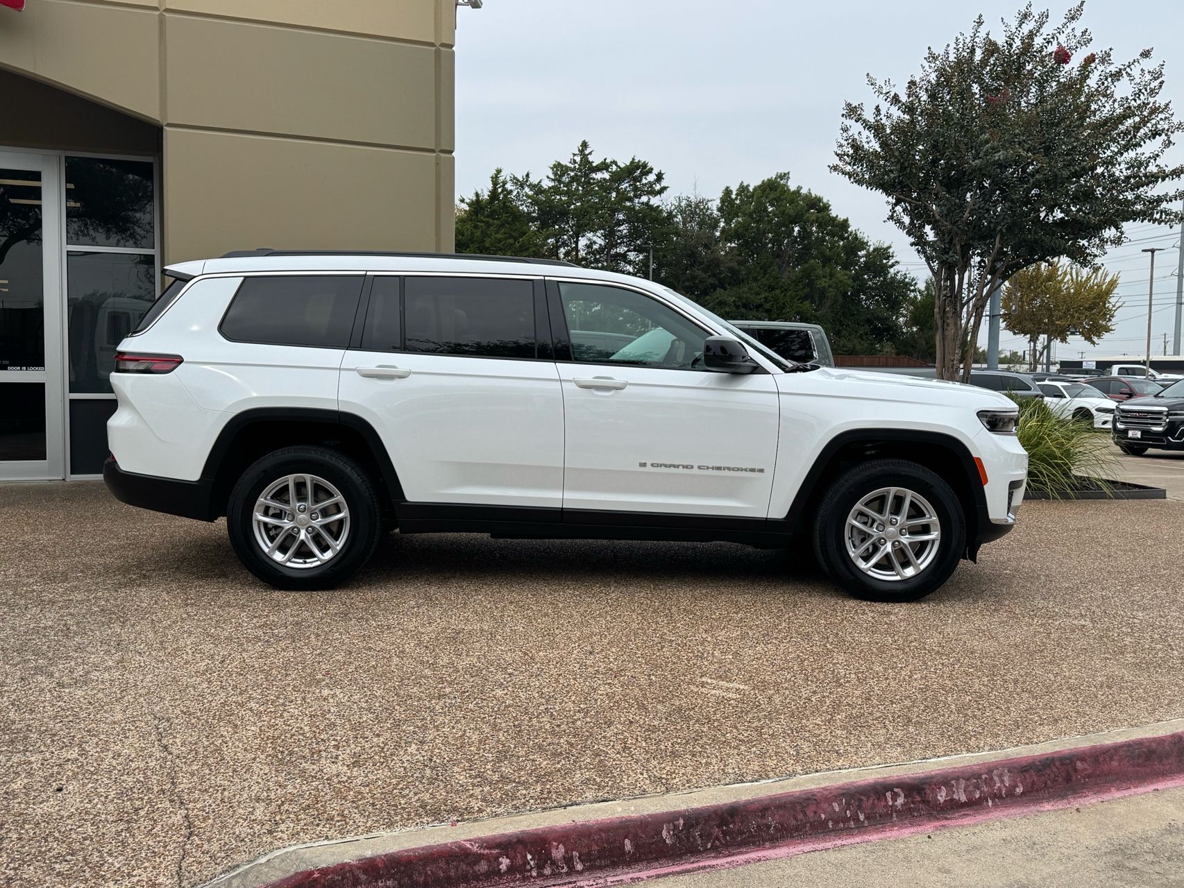 2025 Jeep Grand Cherokee Laredo photo 4