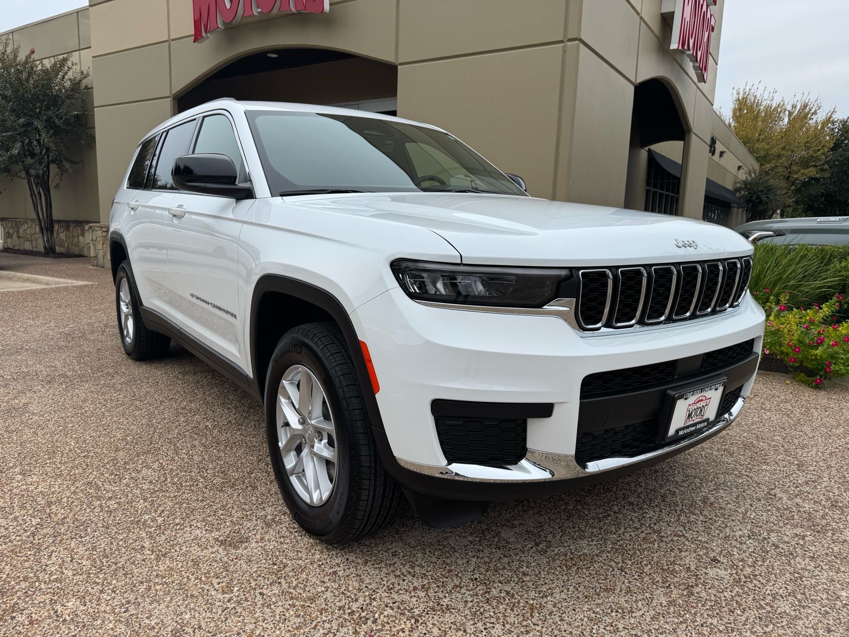 2025 Jeep Grand Cherokee Laredo photo 3