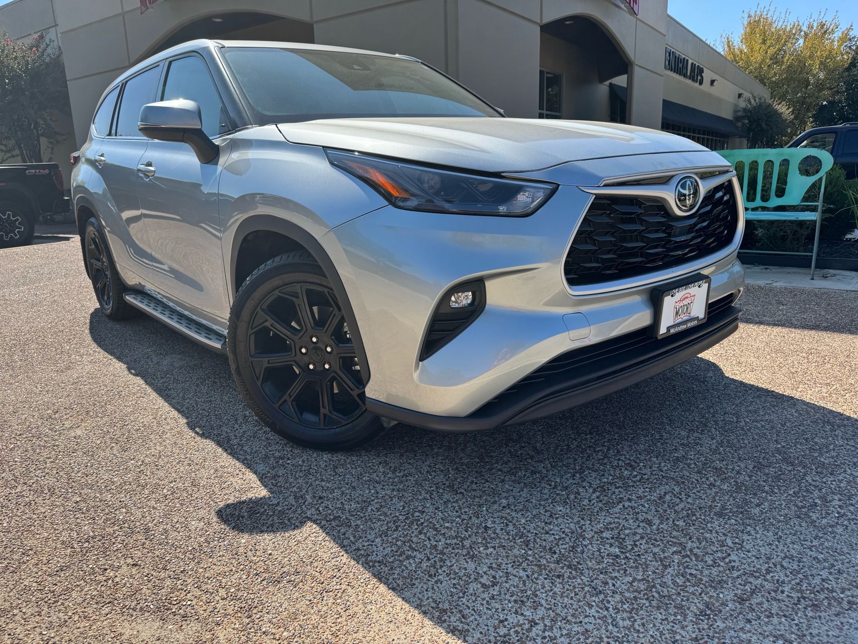 2022 Toyota Highlander LE's photo