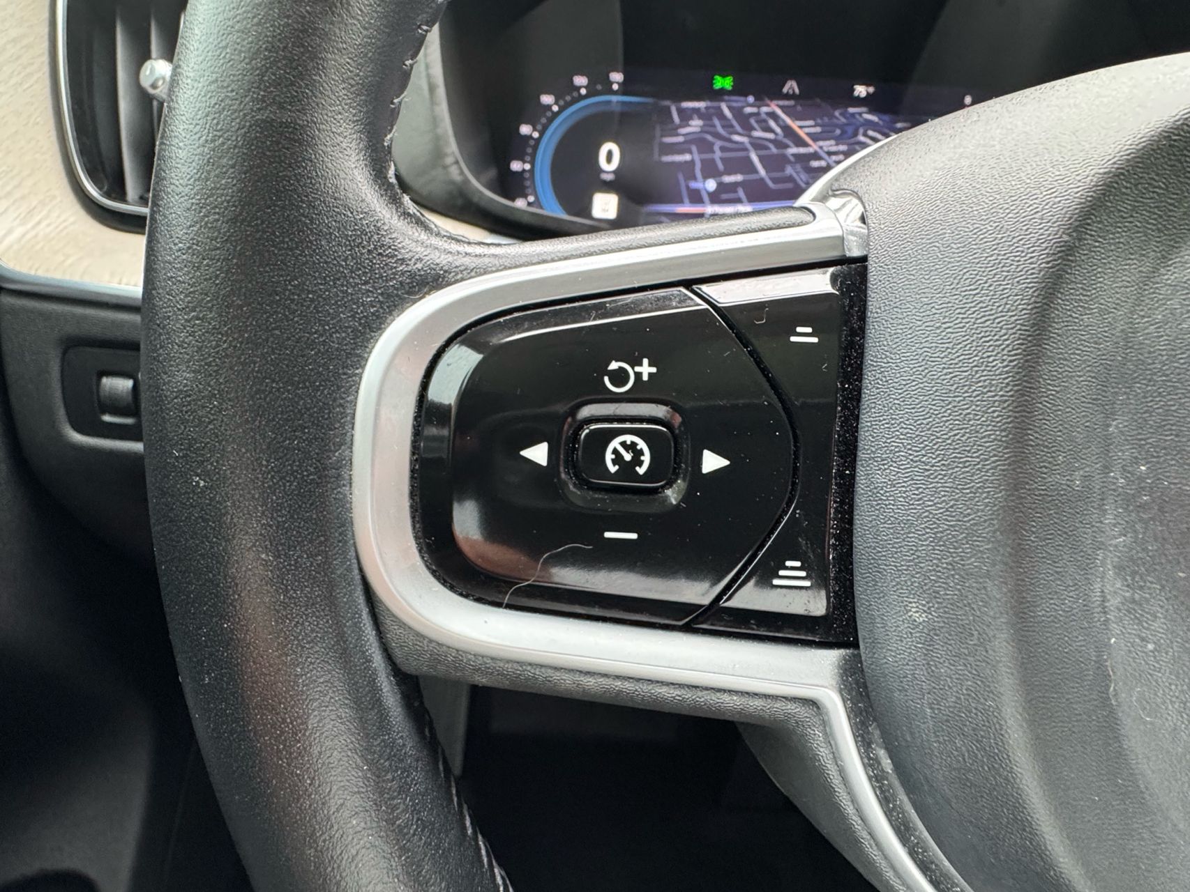 2022 Volvo XC60 B5 Inscription photo 16