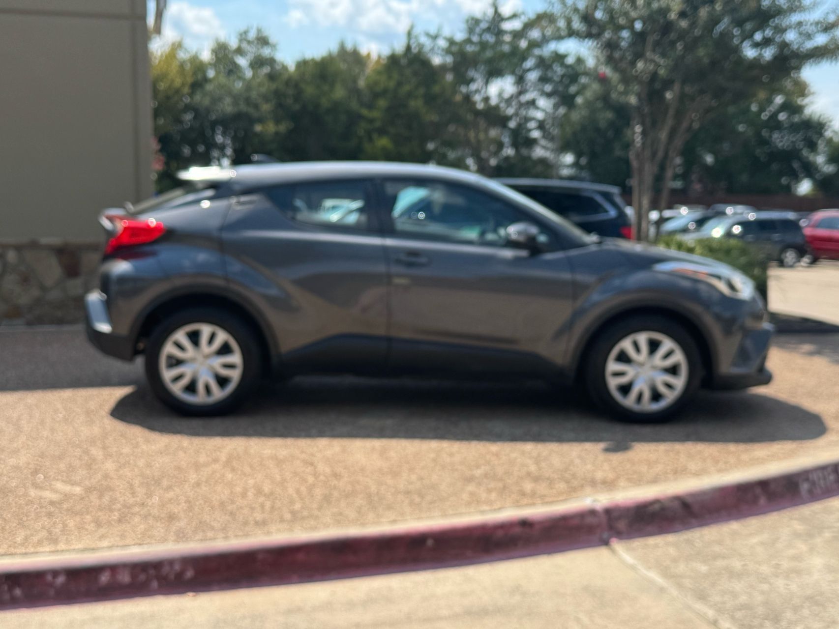 2019 Toyota C-HR LE photo 6