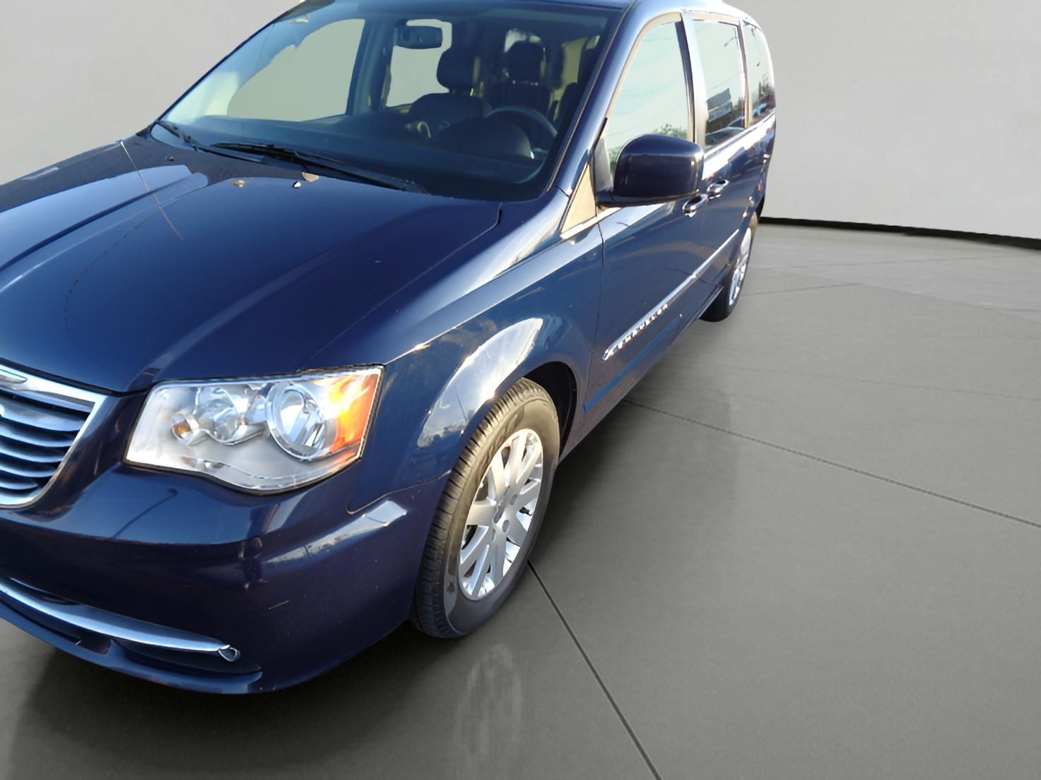2016 Chrysler Town & Country Touring's photo