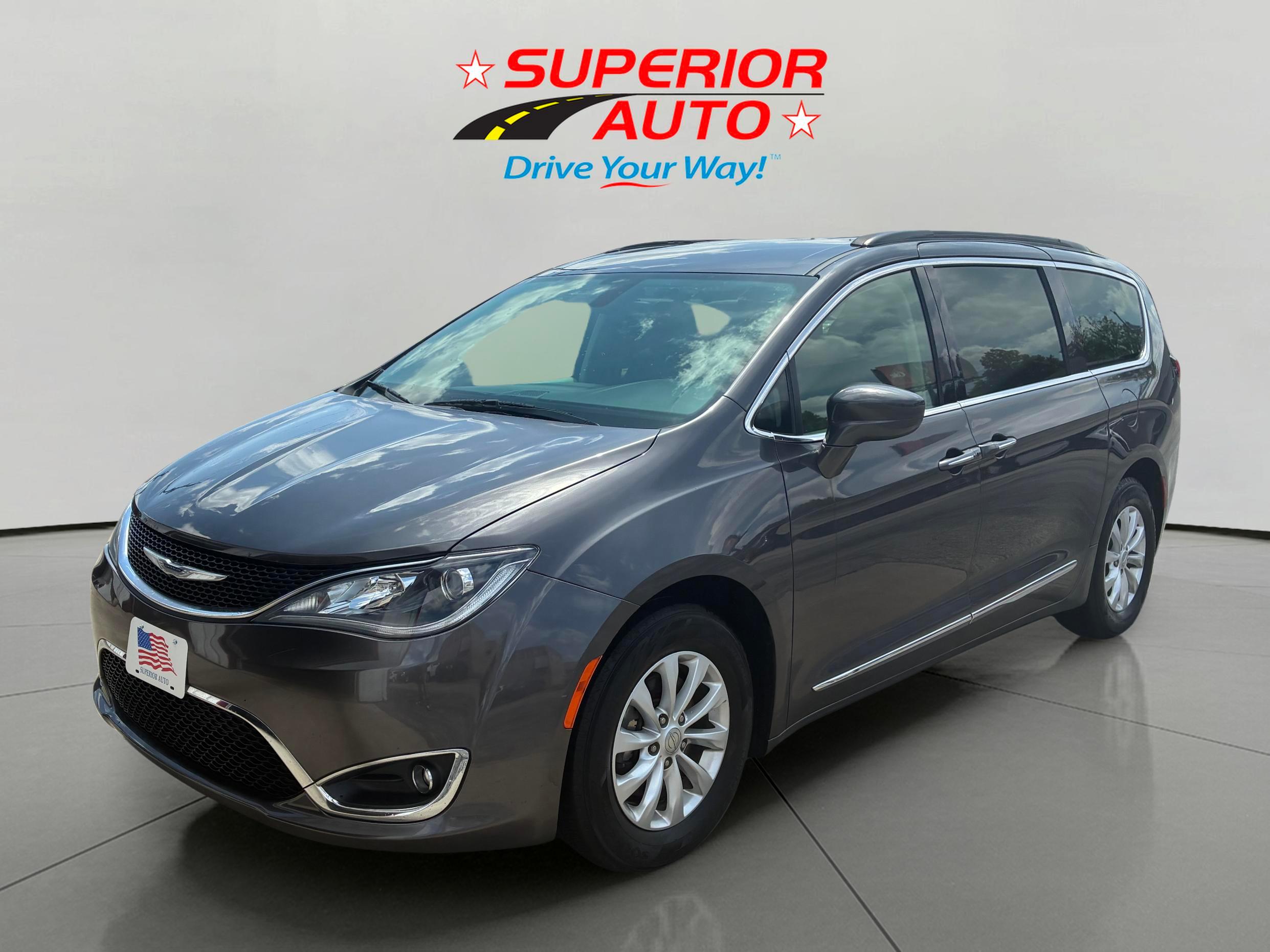 2017 Chrysler Pacifica Touring-L's photo