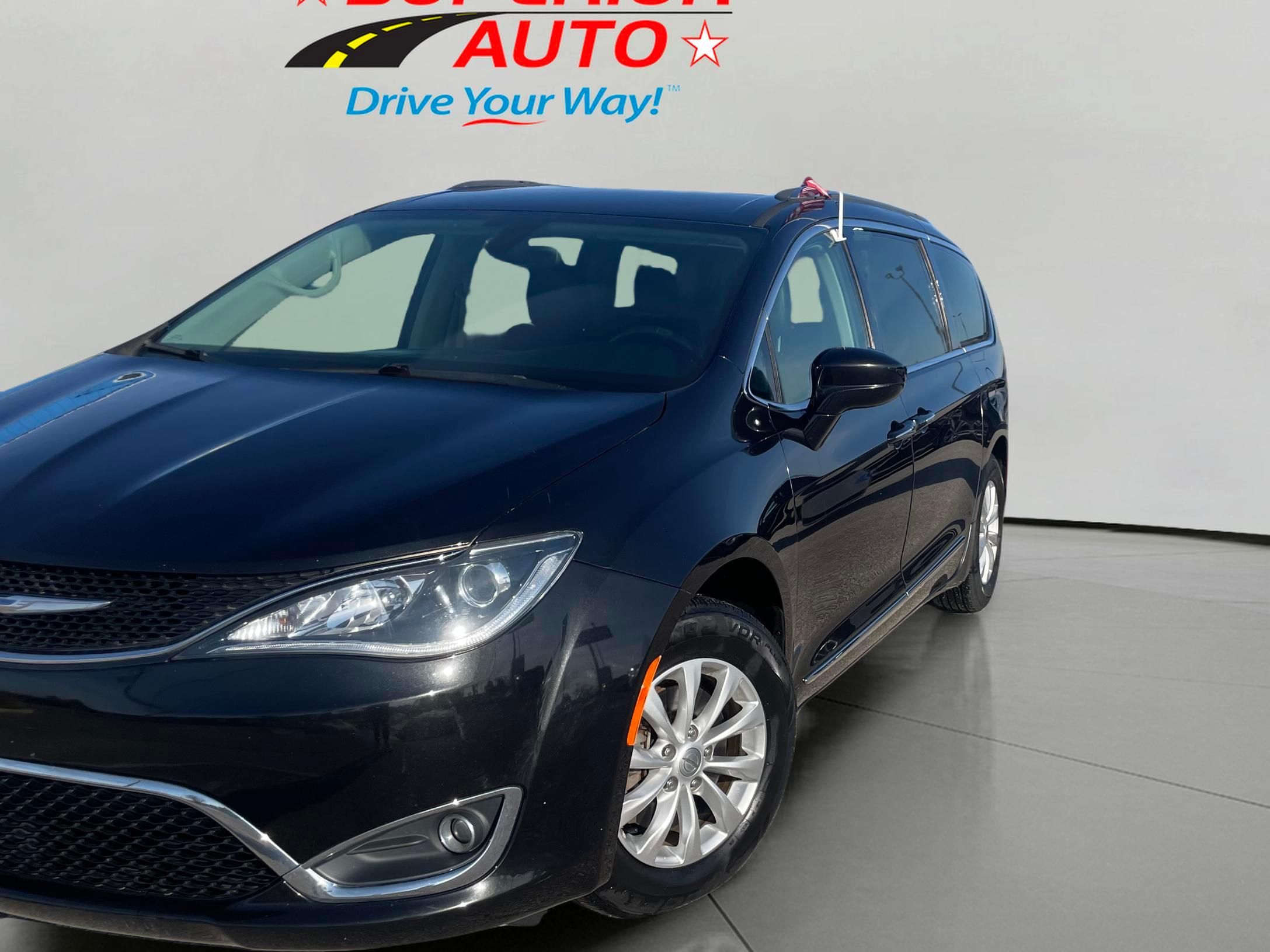 2018 Chrysler Pacifica Touring L's photo