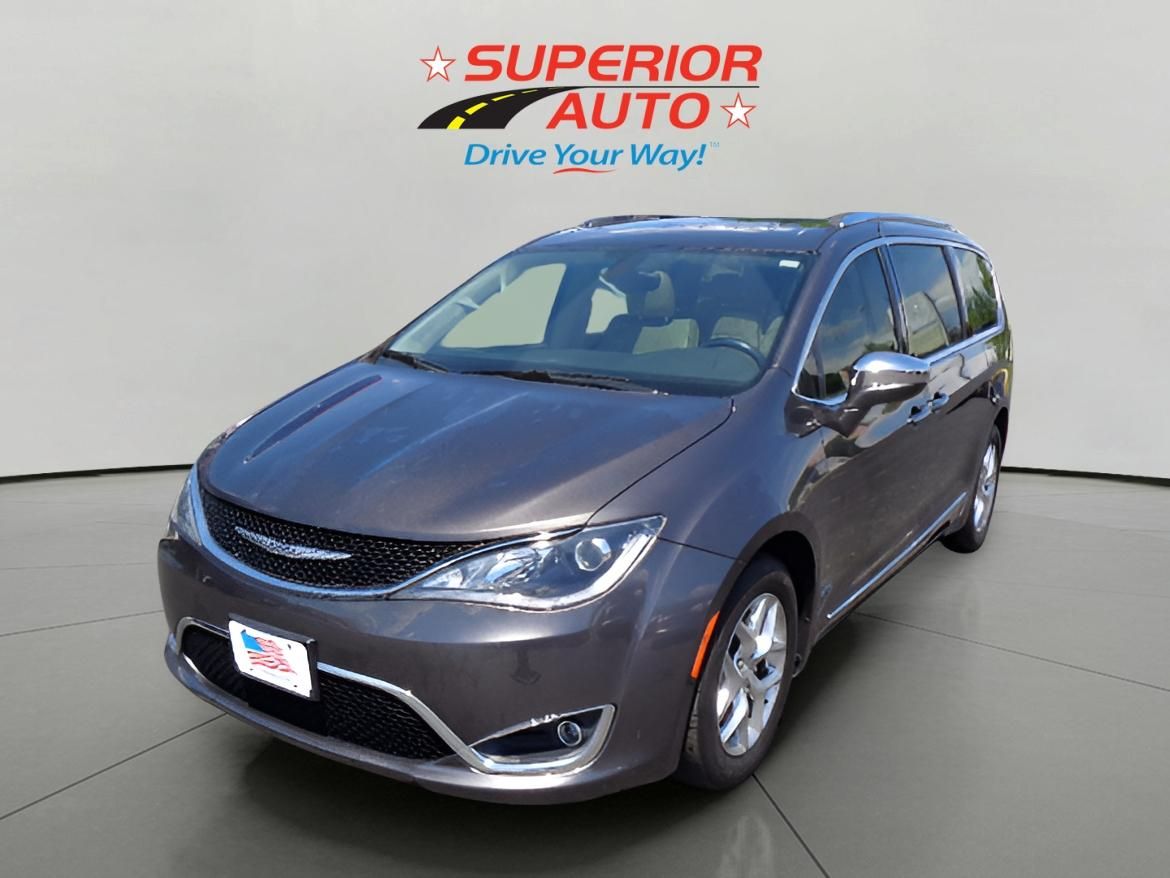 2017 Chrysler Pacifica Limited's photo