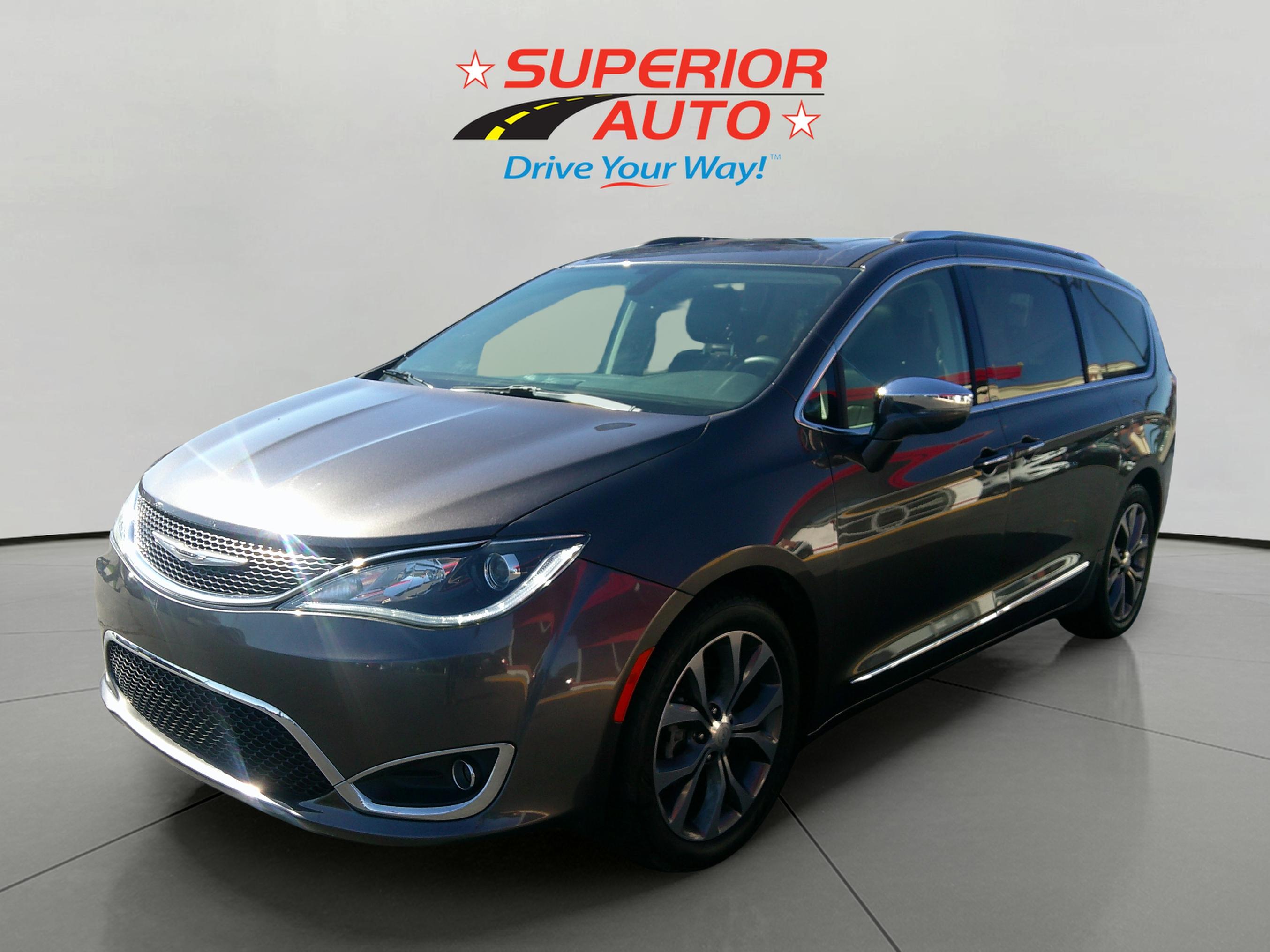 2017 Chrysler Pacifica Limited's photo