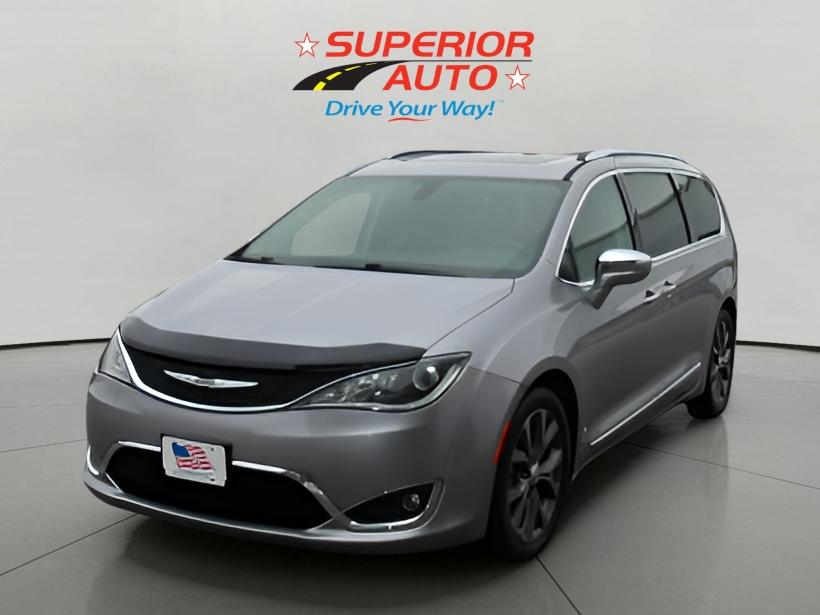 2017 Chrysler Pacifica Limited's photo