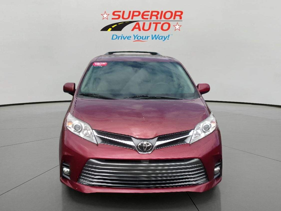 2018 Toyota Sienna XLE Premium V6 8-Passenger's photo