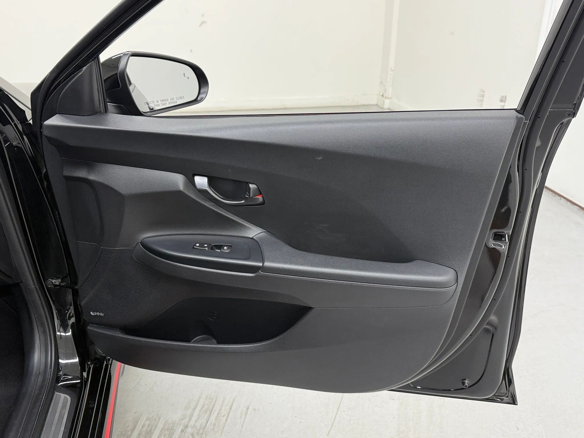 2022 Hyundai Veloster 32