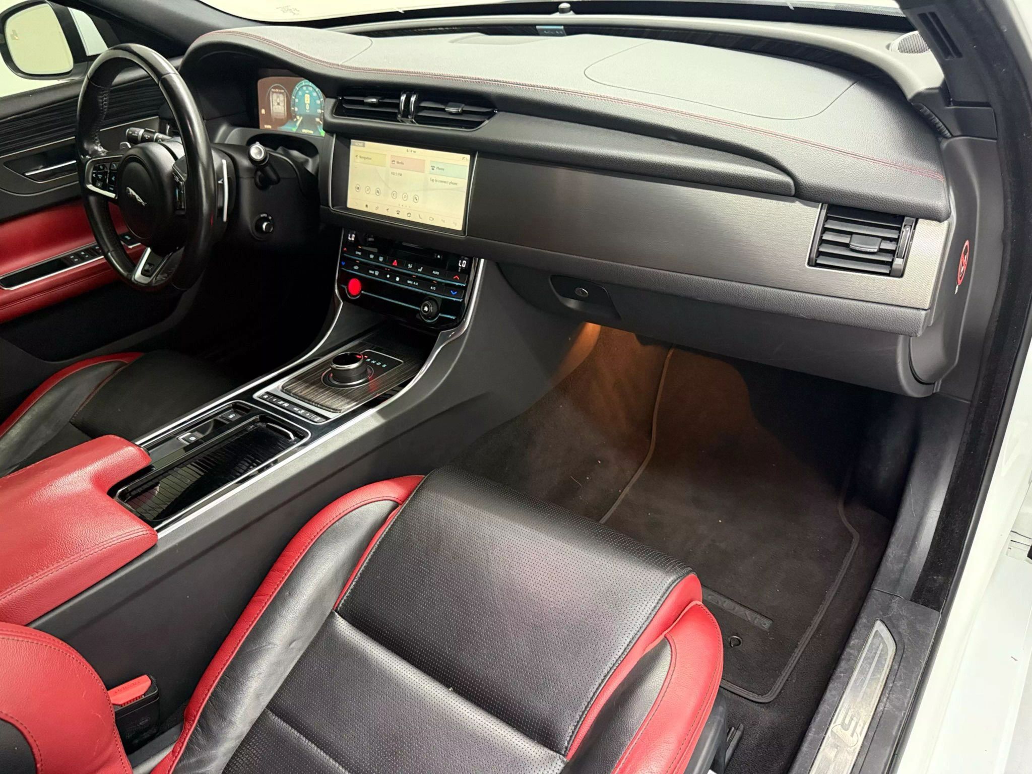 2018 Jaguar XF S - Photo 17